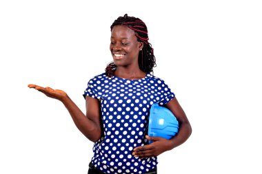 Güzel, genç bir kadın mühendisin portresi avuçlarında boş bir yer gösterirken gülümsüyor..