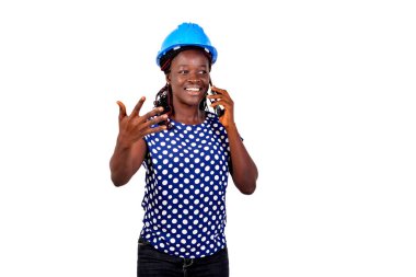 Mavi kasklı güzel bir bayan mühendisin portresi ve gülümserken cep telefonuyla konuşması..