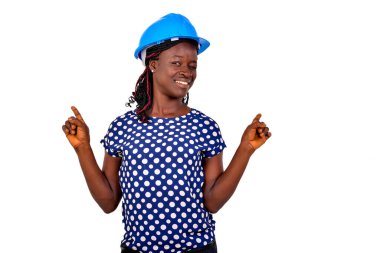 Güzel genç bir kadın inşaat mühendisinin portresi parmaklarıyla farklı boyutları gösteriyor ve gülümsüyor..