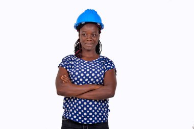 Kollarını kavuşturan genç ve güzel bir kadın inşaat mühendisinin portresi..