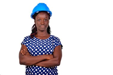 Kollarını kavuşturan genç ve güzel bir kadın inşaat mühendisinin portresi..