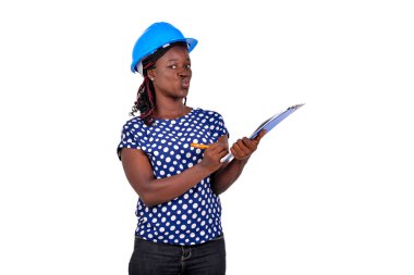 Güzel, genç bir inşaat mühendisinin portresi. Kask takıyor ve panoya yazı yazıyor..