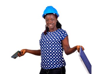 Not defteri ve cep telefonu tutan güzel bir kadın inşaat mühendisinin portresi..