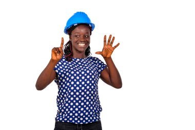 Altı numarayı parmaklarıyla gülümserken gösteren güzel bir bayan mühendisin portresi..