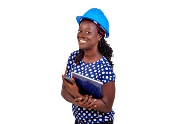 Güzel bir kadın inşaat mühendisinin portresi. Elinde not defteri tutarken gülümsüyor..