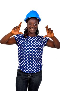 Mavi kaskını takıp gülümseyen güzel, mutlu bir kadın mühendisin portresi..