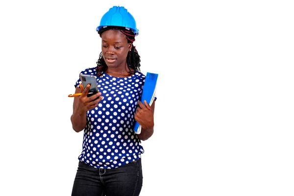 Bela Jovem Engenheiro Construção Feminina Segurando Prancheta Usando Telefone Móvel — Fotografia de Stock