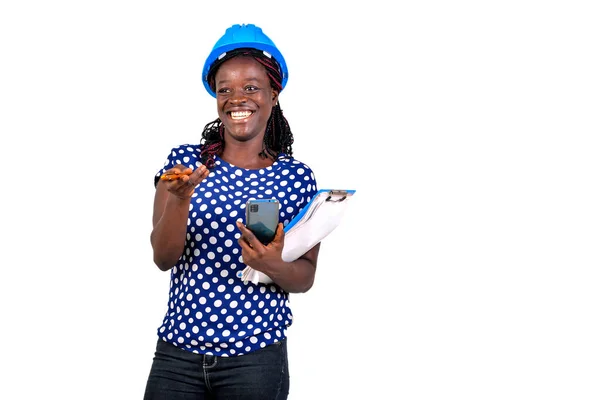 Bela Jovem Engenheiro Construção Feminina Segurando Telefone Celular Área Transferência — Fotografia de Stock