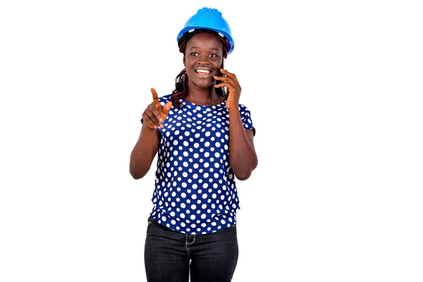 Портрет Красивой Молодой Женщины Инженера Синем Защитном Шлеме Разговаривающей Мобильному — стоковое фото