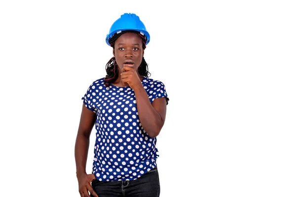 顎を手にした美しい若い驚きの建設技師の女性の肖像画 — ストック写真