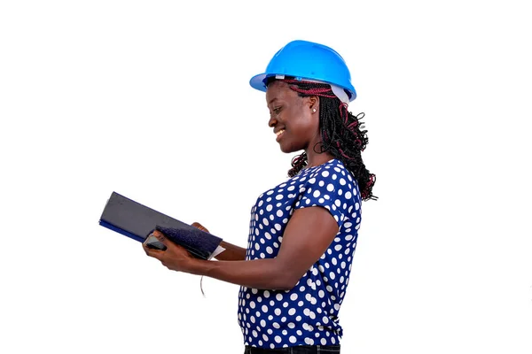 Retrato Uma Bela Jovem Engenheira Construção Lendo Notas Livro Anotações — Fotografia de Stock