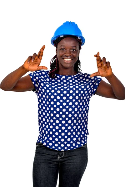 Mavi kaskını takıp gülümseyen güzel, mutlu bir kadın mühendisin portresi..