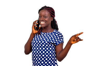 Cep telefonuyla konuşan ve gülümseyen genç bir kadının portresi..