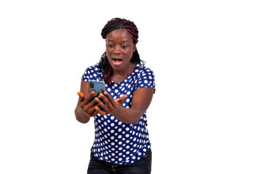 Cep telefonuna bakan genç ve güzel bir kadının portresi. beyaz arkaplanda izole.