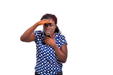 Güzel bir genç kadının portresi. Beyaz arka plana karşı duran ve elini alnına koyup uzaklara bakan. Afrikalı, genç, güzel, güzel, ifade, yüz, kadın, kız, el ele tutuşan, kollar, el ele tutuşan, bakınan, mastürbasyon.