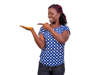 Güzel bir kadının portresi beyaz arka planda duran ve avuç içinin boş olduğunu gösteren ve gülümseyen bir kadın..