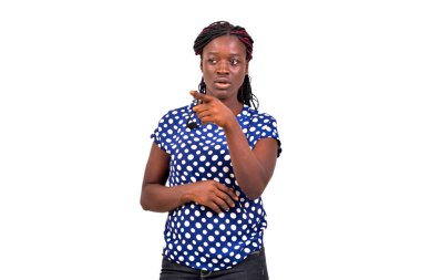 Güzel bir genç kadının portresi. Beyaz arka planda duran ve parmağını ileri doğru gösteren bir kadın..