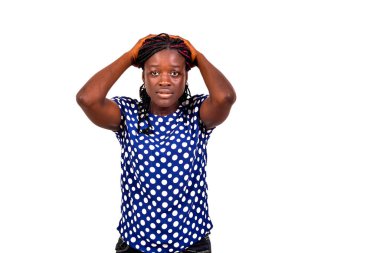 Güzel bir portre. Çaresiz genç bir kadın. Kameraya bakarken iki elini de başının üstünde tutuyor..