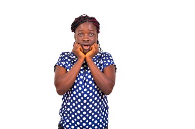 Güzel bir genç kadının portresi. Kameraya bakarken ağzı açık şaşırmış bir kadın..