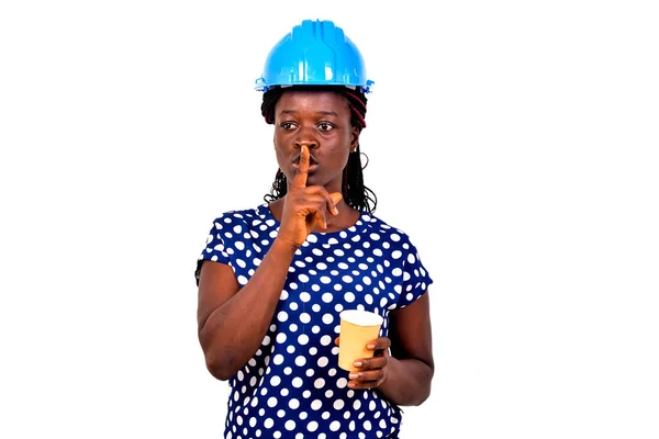 Νεαρή Γυναίκα Μηχανικός Κατασκευής Φορώντας Μπλε Κράνος Ασφαλείας Κρατώντας Χάρτινο — Φωτογραφία Αρχείου