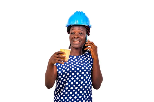 Jovem Engenheiro Construção Feminino Vestindo Chapéu Duro Azul Segurando Copo — Fotografia de Stock