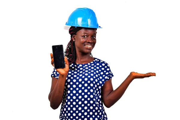 Красива Жінка Інженер Шоломом Безпеки Стоїть Білому Тлі Представляючи Мобільний — стокове фото
