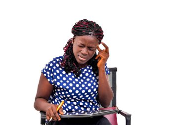 Güzel bir iş kadınının portresi. Bir sandalyede dizüstü bilgisayarla oturuyor ve migreni var..