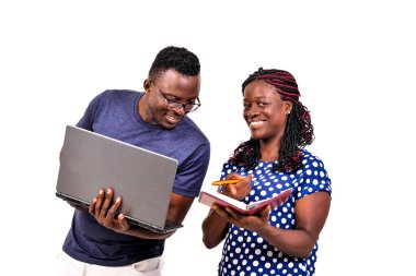 Genç işadamı ve sekreteri birlikte çalışıyor. Sekreter patronun defterine not alıyor..