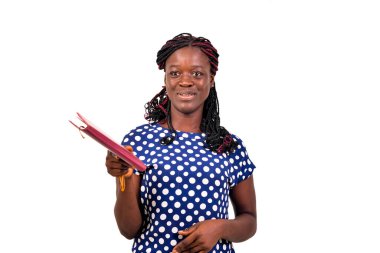 Güzel bir genç kadının portresi beyaz arka planda elinde bir defterle gülümseyerek duruyor..