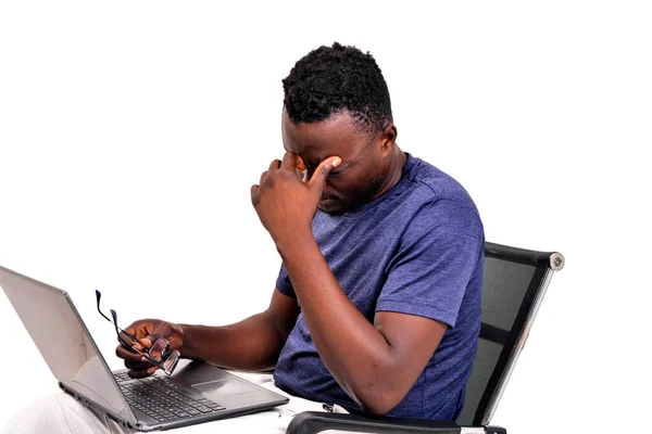 Portrét Mladého Podnikatele Sedícího Křesle Laptopem Nohách Unavený Smutný — Stock fotografie