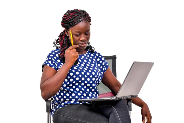 Güzel genç iş kadını bir sandalyede oturmuş laptopla çalışırken düşünüyor..