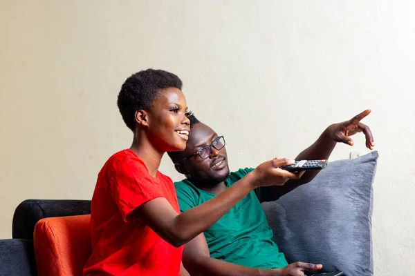 Hermosa Joven Feliz Africano Pareja Sentado Juntos Sofá Casa Viendo —  Fotos de Stock