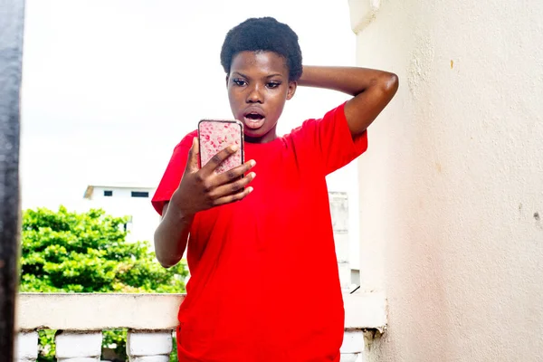 Junges Schönes Mädchen Rotem Shirt Überrascht Auf Dem Balkon Des — Stockfoto