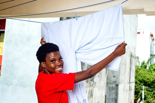 Mooi Jong Meisje Drogen Een Shirt Een Waslijn Het Balkon — Stockfoto