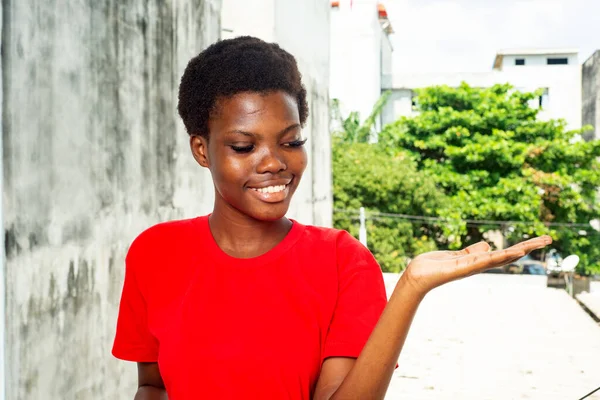 Bella Ragazza Piedi Sul Balcone Della Casa Indossando Una Shirt — Foto Stock