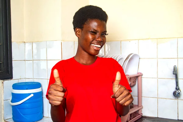 Jovem Menina Bonita Shirt Vermelha Cozinha Mostrando Gesto Aprovação Enquanto — Fotografia de Stock