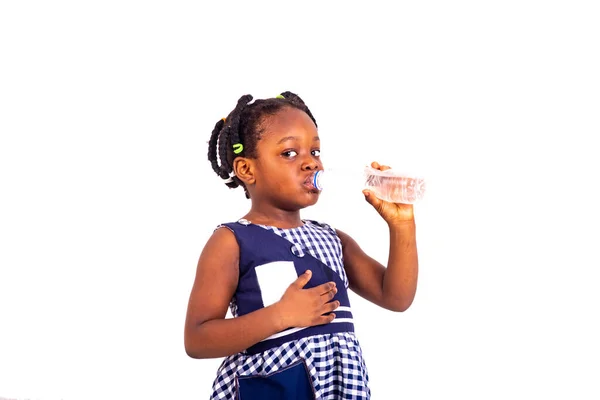 귀여운 소녀가 플라스틱 병에서 광천수를 마시고 — 스톡 사진