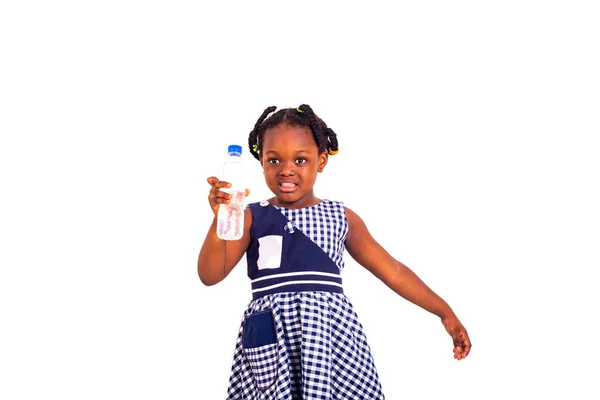 Bonito Menina Vestida Com Roupas Escolares Segurando Plástico Garrafa Água — Fotografia de Stock