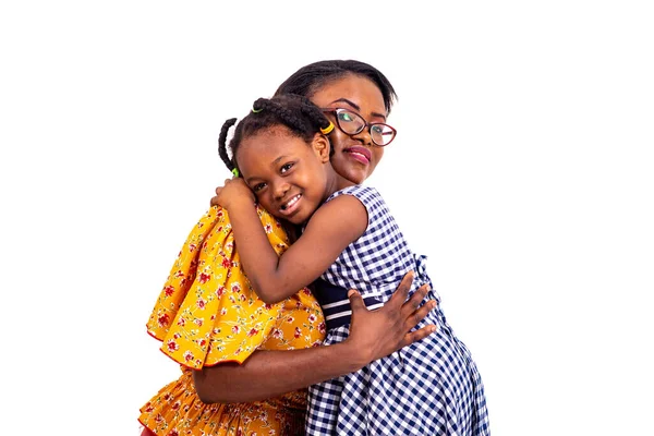 Casalinga Abbracciare Sua Piccola Figlia Uniforme Scolastica Prima Andare Scuola — Foto Stock