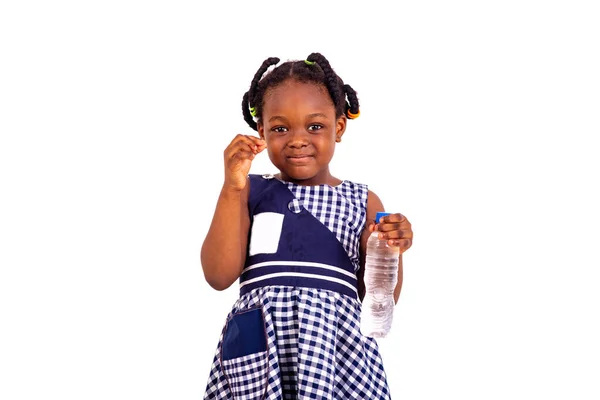 Bonito Menina Vestida Com Roupas Escolares Segurando Plástico Garrafa Água — Fotografia de Stock