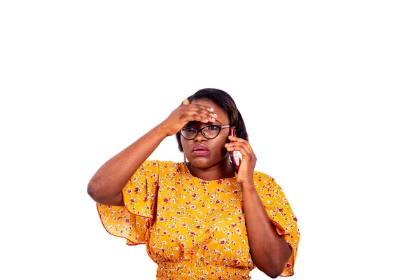 Uma Bela Mulher Negócios Óculos Fundo Branco Falando Telefone Celular — Fotografia de Stock