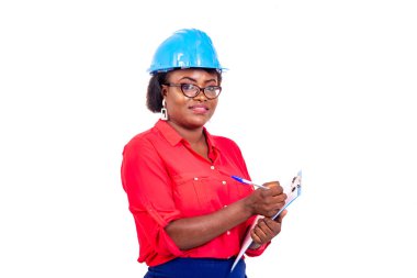 Mavi kasklı güzel bir kadın mühendisin portresi ve panoya yazı yazması..