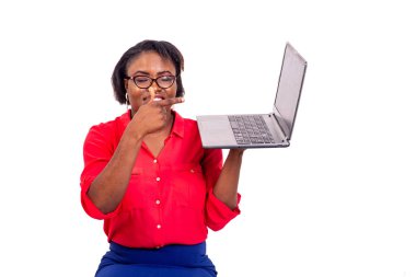 Optik gözlük takan ve elinde dizüstü bilgisayar tutan genç ve güzel bir iş kadını..