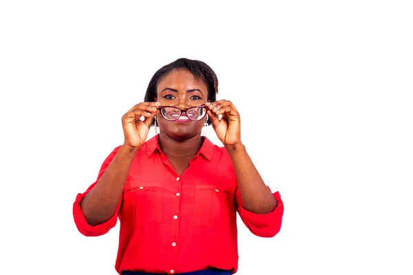 Retrato Uma Bela Jovem Mulher Negócios Mostrando Seus Óculos Ópticos — Fotografia de Stock