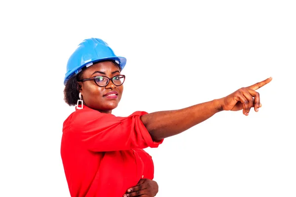 Retrato Uma Bela Engenheira Adulta Usando Capacete Segurança Azul Apontando — Fotografia de Stock