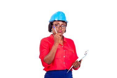 Güzel bayan mühendis mavi güvenlik kaskı takıyor, düşünüyor ve pano tutuyor..