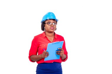 Güzel bayan mühendis mavi güvenlik kaskı takıyor, düşünüyor ve pano tutuyor..