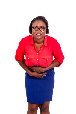 Optik gözlük takan güzel bir kadının portresi mide ağrısından muzdarip..