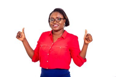 Güzel, mutlu, optik gözlük takan ve gülümseyen genç bir kadının portresi..