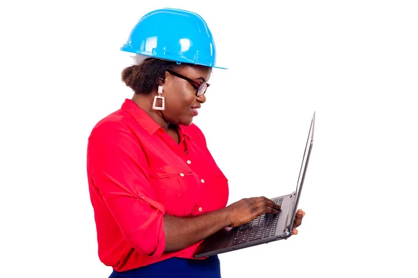 Portret Pięknej Dorosłej Inżynierki Noszącej Niebieski Kask Bezpieczeństwa Pracującej Laptopem — Zdjęcie stockowe